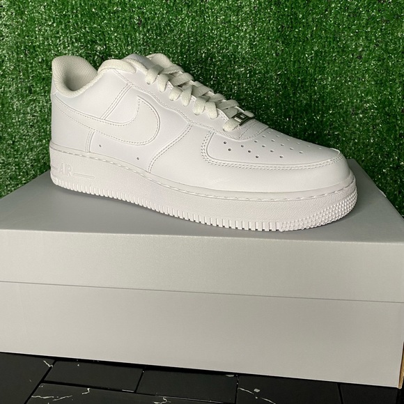 Size 9 Nike Air Force 1 ‘07 White/White - Picture 2 of 3